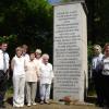 Obelisk (zentraler Gedenkstein) auf dem Standort des ehemaligen Begr&auml;bnisortes von Opfern des AEL Z&ouml;schen. Heute finden hier die zentralen Gedenkaktionen anl&auml;&szlig;lich der Befreiung des Lagers 1945 (zum Gedenken an die mehr als 500 Opfer) statt. Der Heimat- und Geschichtsverein Z&ouml;schen e.V. pflegt das Andenken und organisiert die Erinnerungsaktionen mit vielen regionalen und internationalen Partnern.&nbsp;